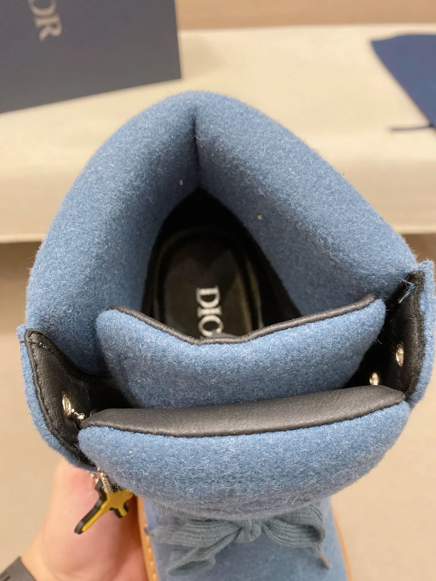 Factory price: 560💰[Dior·Dior] New casual high-top men's shoes, new spring and summer design, perfect workmanship, lace-up lazy style to create cabinet quality, upper: imported first-layer cowhide, high-grade sheepskin lining soft and comfortable, ultra-light TPU wear-resistant outsole, simple, versatile fashion men's shoes, excellent color code number 38-44. Customized at 45.46